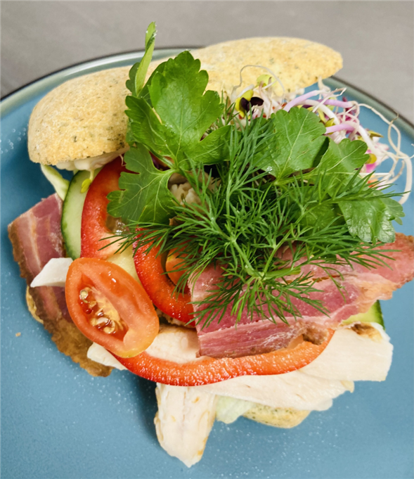 Luksus sandwich eller bagel med lækkert fyld