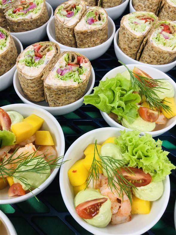 Fiske anretning med 6 slags fisk samt brød og smør